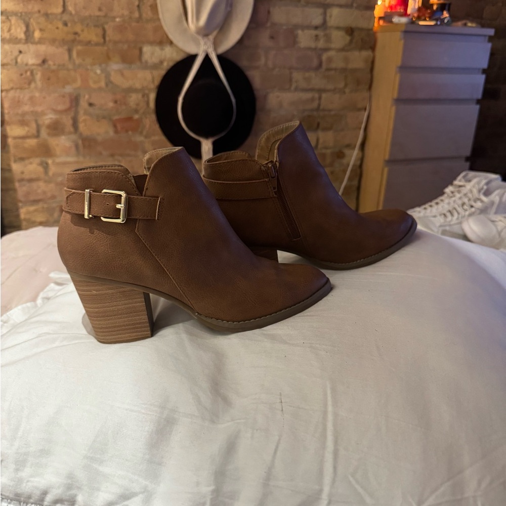 Express brown Ankle Boots with light gold Buckle